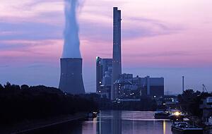 Auch der Hafen und das markante Kohlekraftwerk der EnBW sind wichtige Wirtschaftsfaktoren in Heilbronn. Auch der Hafen und das markante Kohlekraftwerk der EnBW sind wichtige Wirtschaftsfaktoren in Heilbronn.