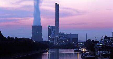 Auch der Hafen und das markante Kohlekraftwerk der EnBW sind wichtige Wirtschaftsfaktoren in Heilbronn.