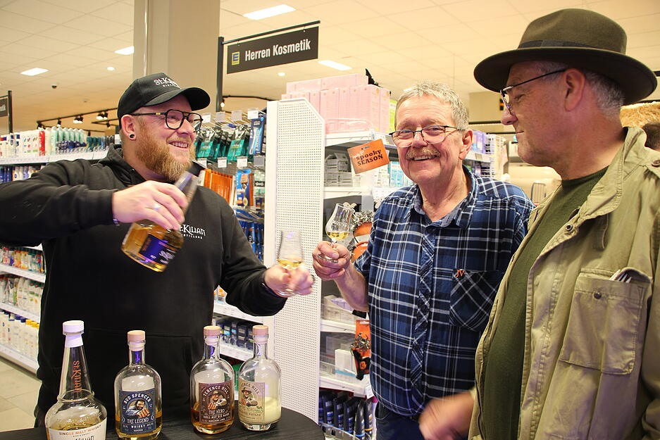 Statt „Herren Kosmetik“, wie das Schild einen glauben machen könnte, gibt es bei Christoph Albietz (links) regionalen Whiskey aus Miltenberg. Statt „Herren Kosmetik“, wie das Schild einen glauben machen könnte, gibt es bei Christoph Albietz (links) regionalen Whiskey aus Miltenberg.
