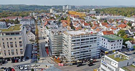 Der Rohbau für die Sparkassenfiliale in Bad Friedrichshall ist fast fertig. Das siebte Stockwerk fehlt noch. Foto: Ralf Seidel