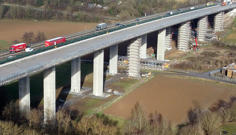 Die Kochertalbrücke Neuenstadt wird als eine der drei Brücken in Bundeshand angegeben, die im schlechtesten Zustand sind. Allerdings laufen hier auch schon seit 2022 Sanierungsarbeiten. Die Kochertalbrücke Neuenstadt wird als eine der drei Brücken in Bundeshand angegeben, die im schlechtesten Zustand sind. Allerdings laufen hier auch schon seit 2022 Sanierungsarbeiten.