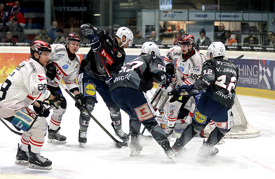 Im zweiten Drittel legen die Falken gegen die Memmingen Indians nach. Der Sieg zeichnete sich ab.