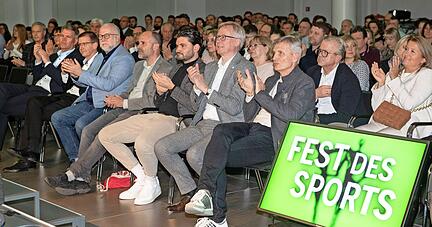 Rund 350 geladene Gäste verfolgten das Fest des Sports am Donnerstagabend im altbekanntem Format unter der Pyramide der Kreissparkasse.
Fotos: Andreas Veigel Rund 350 geladene Gäste verfolgten das Fest des Sports am Donnerstagabend im altbekanntem Format unter der Pyramide der Kreissparkasse.
Fotos: Andreas Veigel