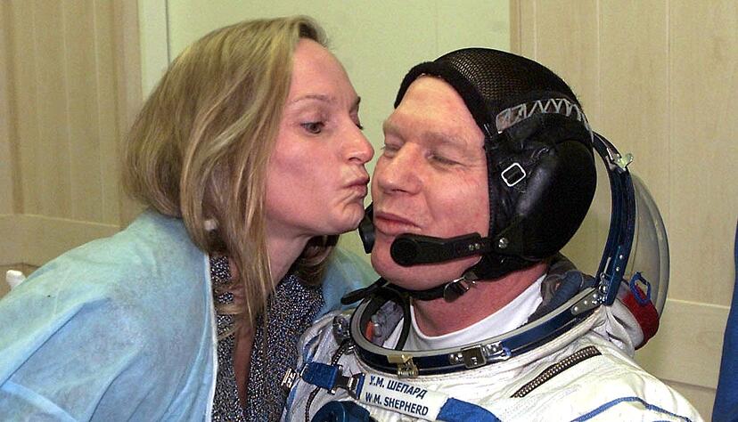 Mit einem Kuss auf die Wange verabschiedet sich Beth Shepherd vor dem Start von ihrem Mann, dem US-Astronauten Bill Shepherd, im Weltraumbahnhof Baikonur. (Archivbild) Mit einem Kuss auf die Wange verabschiedet sich Beth Shepherd vor dem Start von ihrem Mann, dem US-Astronauten Bill Shepherd, im Weltraumbahnhof Baikonur. (Archivbild)