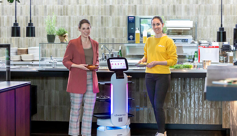 Serviceroboter Campi ist noch ein paar Tage abends im Campus Garden auf dem Bildungscampus in Heilbronn unterwegs: Stephanie Singer (links) und Lena Ahner stellen das Projekt vor. Foto: Lina Bihr