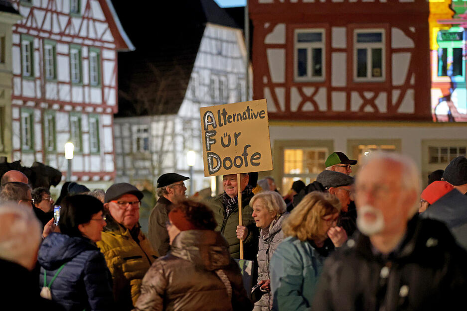 Demo in Eppingen: "Alternative für Doofe" steht auf dem Plakat eines Teilnehmers. Demo in Eppingen: "Alternative für Doofe" steht auf dem Plakat eines Teilnehmers.