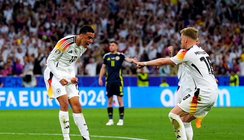 Jamal Musiala (r.) trifft zum zwischenzeitlichen 2:0 gegen Schottland. Jamal Musiala (r.) trifft zum zwischenzeitlichen 2:0 gegen Schottland.