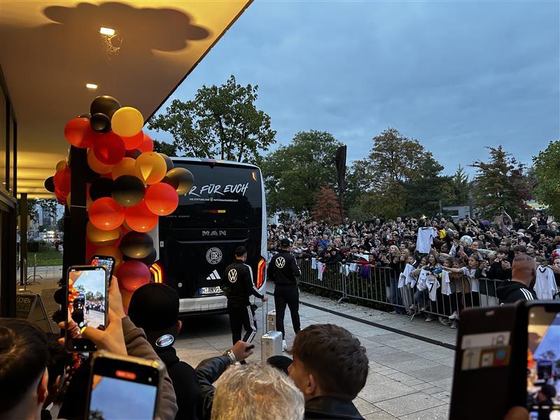 Hunderte Fans campierten teils über Stunden vor dem Parkhotel in Heilbronn, um das DFB-Team zu sehen.
