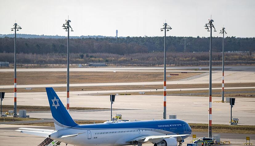 Israels Staatsflugzeug &laquo;Fl&uuml;gel Zions&raquo; steht am Flughafen BER.