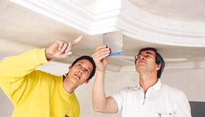 Prüfer Ulrich Rank schaut mit Japanspachtel genau nach, ob der Meisterschüler Jochen Raißle bei der Stuckdecke alles richtig gemacht hat.Foto: Ralf Seidel Prüfer Ulrich Rank schaut mit Japanspachtel genau nach, ob der Meisterschüler Jochen Raißle bei der Stuckdecke alles richtig gemacht hat.Foto: Ralf Seidel