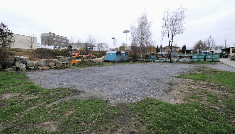 Die Reste des Asylbewerberheims sind inzwischen abgerissen. An gleicher Stelle will die Gemeinde ein neues errichten.
Foto: Dennis Mugler