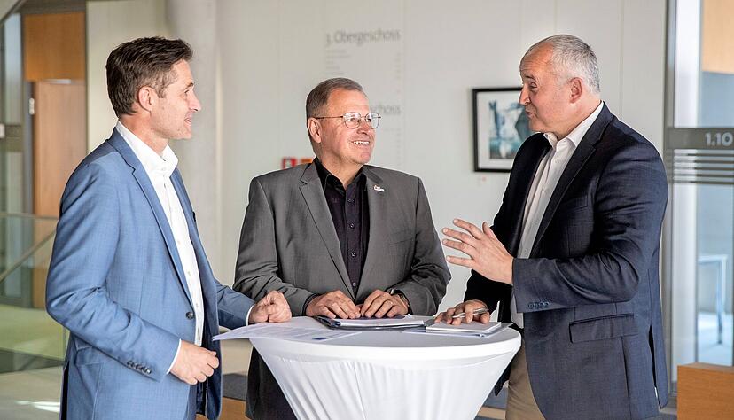 Sehen die Kommunen auch durch die Flüchtlingsfrage längst an der Belastungsgrenze (v.l.): Björn Steinbach, Klaus Holaschke und Ralf Steinbrenner.