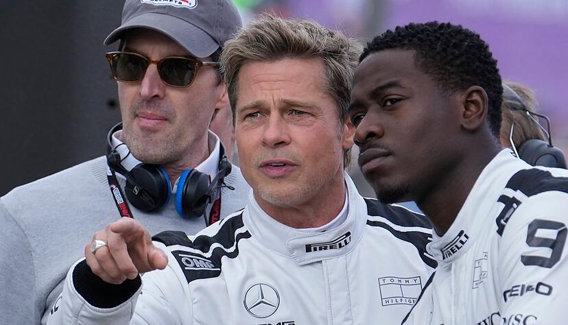Bild von den Dreharbeiten im Sommer 2023 in Silverstone: Brad Pitt (Mitte) spricht mit Schauspielkollege Damson Idris (rechts). (Archivbild)