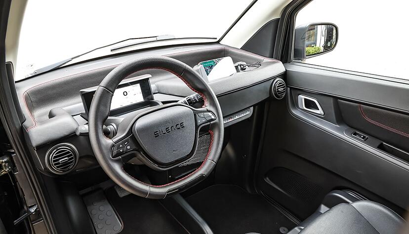 Schrieben wir nicht gerade, &laquo;kein richtiges Auto&raquo;? Innen schaut's aber fast so aus - nur viel schmaler.