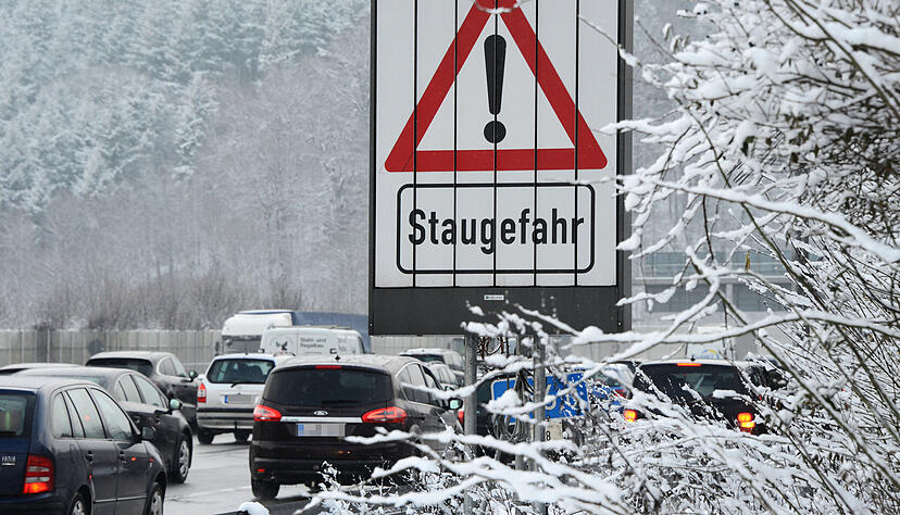 Bedingt durch Schneefall und das Ferienende könnte sich auf der Autobahn 8 bei Karlsruhe (Baden-Württemberg) zwischen dem Autobahndreieck Karlsruhe und Pforzheim der Verkehr am Wochenende stauen.