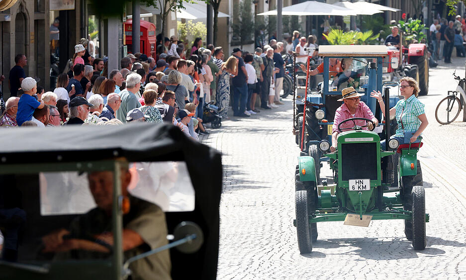 Auch Traktoren drehen ihre Runde. Die Besucher in Eppingen staunen über die sehr gut gepflegten Oldtimer.