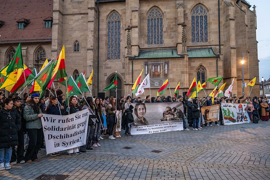 Lautstark sprechen sich die Teilnehmer der Heilbronner Kundgebung f&uuml;r internationale Solidarit&auml;t f&uuml;r Syrien aus.