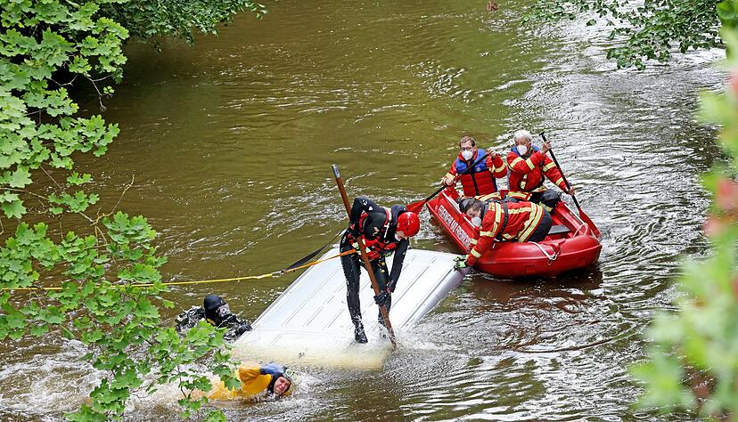 Als im Mai ein Transporter in den Salinenkanal gerät, setzt die Bad Friedrichshaller Feuerwehr das kompakte Hochwasser-Spezialboot ein.
Foto/Archiv: Seidel