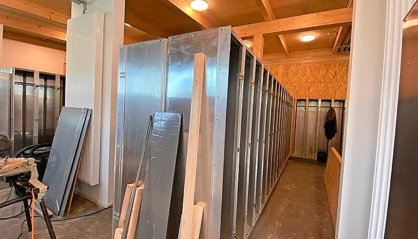 Im neu gebauten Eingangsbereich zu den Saunen sind die Spinde bereits aufgebaut. Dort können die Besucher ab Mitte September ihre Kleidung einschließen. Im neu gebauten Eingangsbereich zu den Saunen sind die Spinde bereits aufgebaut. Dort können die Besucher ab Mitte September ihre Kleidung einschließen.
