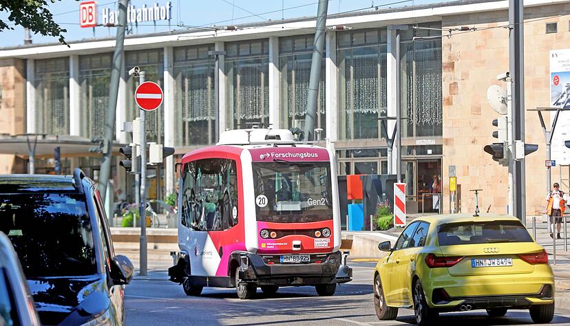 Seit Montag verkehrt ein autonomer Mini-Bus zwischen Experimenta und Hauptbahnhof. Er ist zwei Meter breit und hat sechs Sitze. Interessierte können kostenlos mitfahren, eine Runde dauert etwa 25 Minuten.
