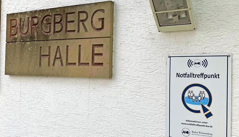 Eppingen richtet Notfalltreffpunkte und Notrufposten ein. Hinweisschilder, wie hier an der Burgberghalle in Richen, kennzeichnen die Versammlungsorte.
Foto: Jörg Kühl Eppingen richtet Notfalltreffpunkte und Notrufposten ein. Hinweisschilder, wie hier an der Burgberghalle in Richen, kennzeichnen die Versammlungsorte.
Foto: Jörg Kühl