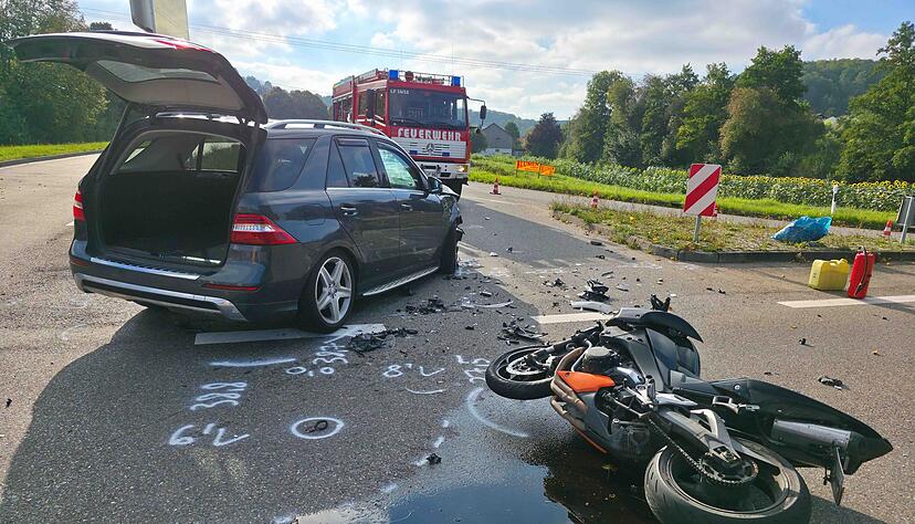 Ersten Ermittlungen zufolge &uuml;bersah der Autofahrer den Motorradfahrer.