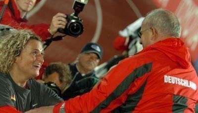 Trainer Kollark (r) gratuliert 2005 Franka Dietzsch bei der WM in Helsinki zum Sieg.