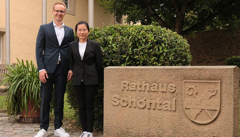 Klimaschutzmanagerin Ha My Vo mit Hauptamtsleiter Kim Bareiß, kurz nachdem sie in Schöntal angefangen hat, im Juli 2024.