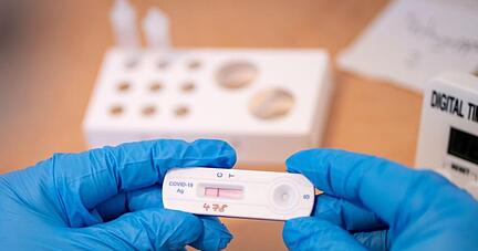 Laut dem Gesundheitsminister Jens Spahn sollen Corona-Schnelltests vorrangig in Pflegeheimen, Kliniken, Arztpraxen und Schulen eingesetzt werden.
