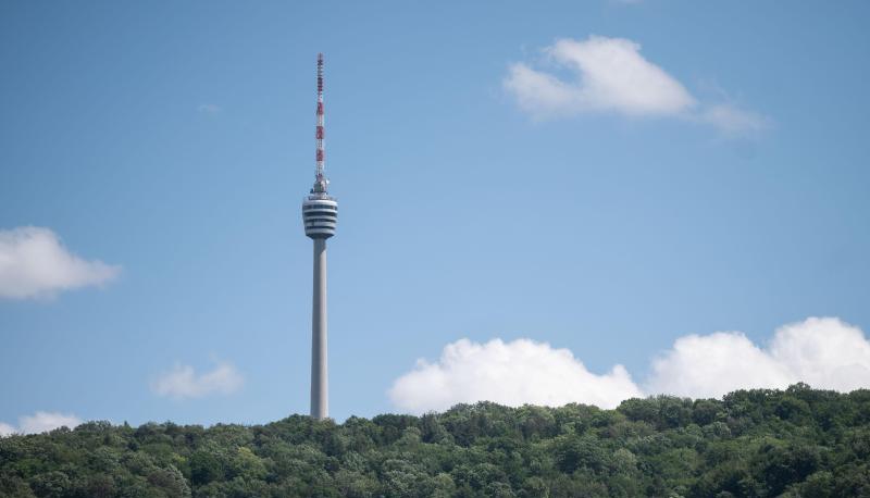 Der Fernsehturm zeichnet sich gegen einen Wolkenhimmel ab.
