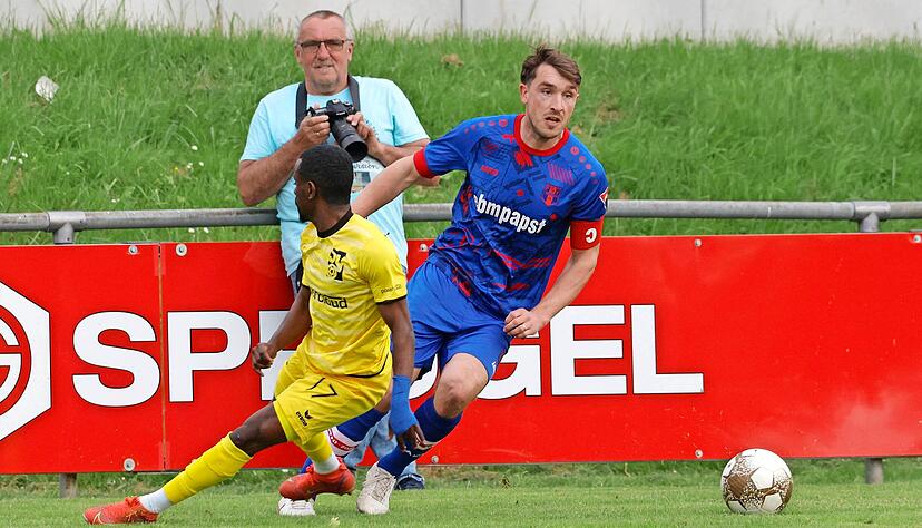 "Danke f&uuml;r geile 13 Jahre": Hollenbachs Spielf&uuml;hrer Manuel Hofmann (rechts) verabschiedete sich mit viel Wehmut in Richtung Gommersdorf.