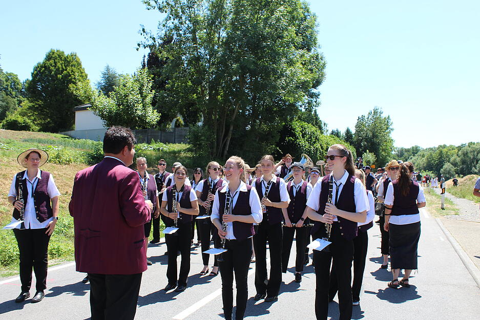 Auch die Hitze hielt die Teilnehmenden nicht vom Feiern ab. Auch die Hitze hielt die Teilnehmenden nicht vom Feiern ab.