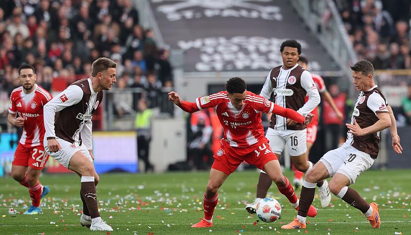 Jamal Musiala gegen St. Pauli in einer typischen Aktion: Er schl&auml;ngelt sich mit dem Ball durch die gegnerische Abwehr.