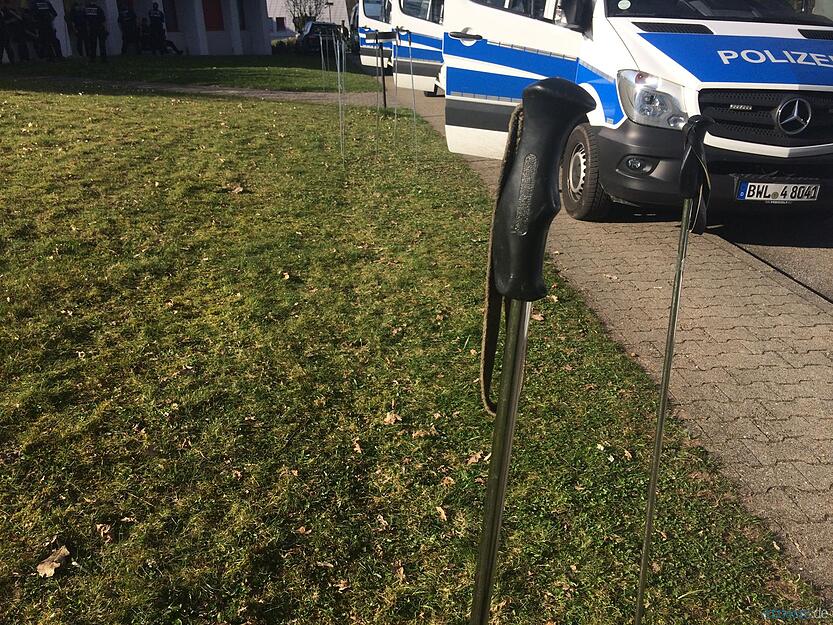 Ausgestattet waren die Beamten mit sogenannten Suchsonden.