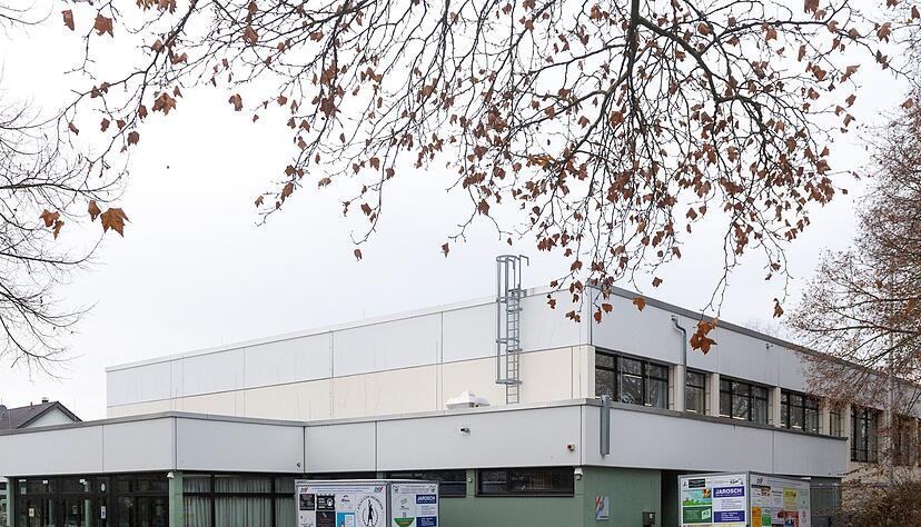 Die Stauwehrhalle dient dem Schulsport und ist Mittelpunkt des Horkheimer Vereinslebens, nicht nur beim Handball, Fasching oder Oktoberfest. Foto: Mario Berger Die Stauwehrhalle dient dem Schulsport und ist Mittelpunkt des Horkheimer Vereinslebens, nicht nur beim Handball, Fasching oder Oktoberfest. Foto: Mario Berger