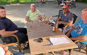 Terrasse am Kiosk: Wolf Waldemar aus M&uuml;hlbach genie&szlig;t mit seiner "generationen&uuml;bergreifenden Feierabendgruppe" ein Kaltgetr&auml;nk.