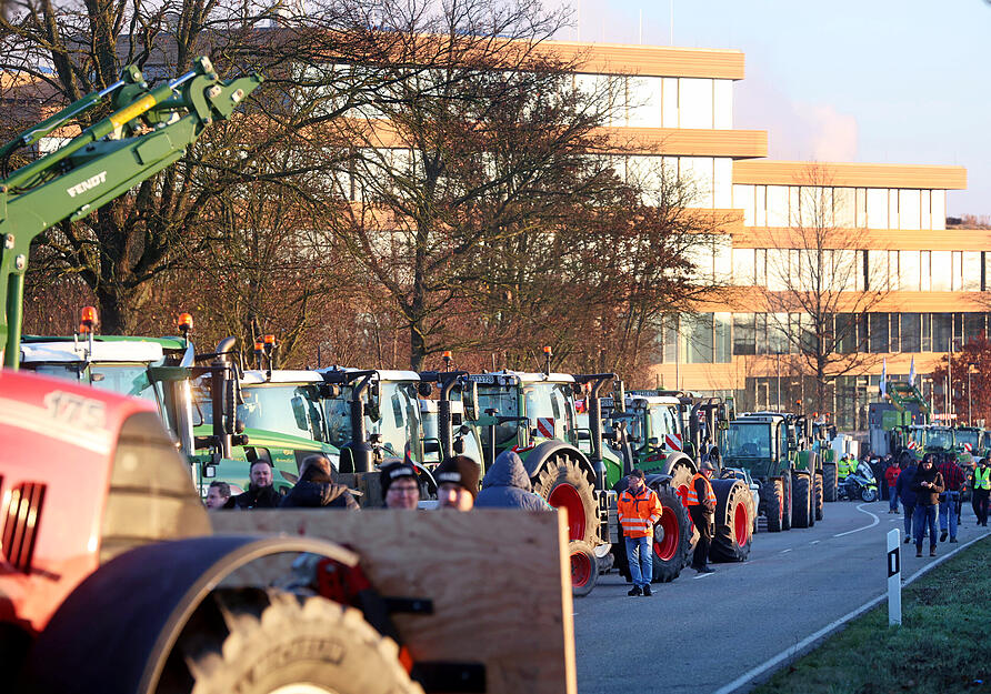 Die Traktoren der Landwirte reihen sich in Bad Wimpfen vor der Lidl-Zentrale aneinander. Die Traktoren der Landwirte reihen sich in Bad Wimpfen vor der Lidl-Zentrale aneinander.