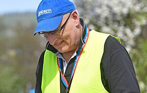 Peter Hesser fuhr früher selbst Slalom-Rennen. Nun hilft er als Streckenposten.