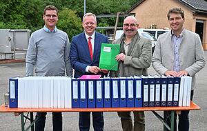 34 Ordner an Unterlagen übergeben die Bürgermeister (v. r.) Achim Beck, Rainer Züfle und Michael Foss (l.) an Landrat Matthias Neth (2. v. l.). 34 Ordner an Unterlagen übergeben die Bürgermeister (v. r.) Achim Beck, Rainer Züfle und Michael Foss (l.) an Landrat Matthias Neth (2. v. l.).