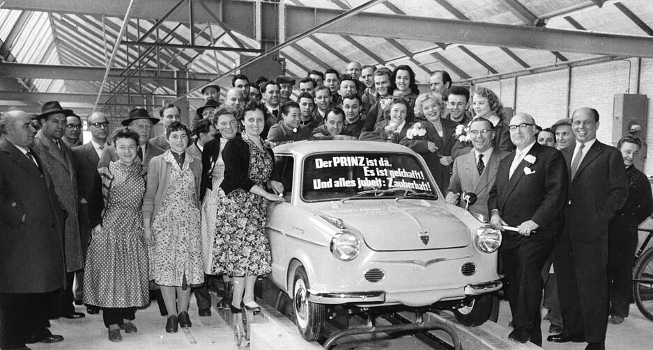 Der erste in Serienfertigung hergestellte Prinz läuft unter Assistenz des großen Zauberers Kalanag (rechts Vordergrund Mitte) am 11. März 1958 vom Band.