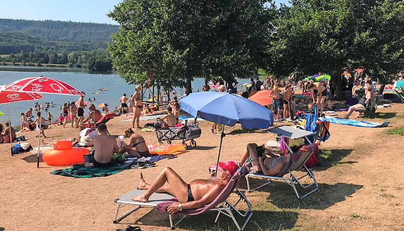 Am Sonntag verhielten sich die Badegäste an der Ehmetsklinge in Zaberfeld nach Angaben von Bürgermeisterin Diana Kunz vernünftig.
Fotos: Jürgen Kümmerle Am Sonntag verhielten sich die Badegäste an der Ehmetsklinge in Zaberfeld nach Angaben von Bürgermeisterin Diana Kunz vernünftig.
Fotos: Jürgen Kümmerle