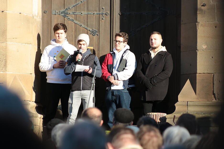 Etwa 1500 bis 2000 Menschen sind zur Demo nach Öhringen gekommen, schätzt die Polizei. Die Redner kamen von Parteien und aus anderen gesellschaftlichen Gruppen. Etwa 1500 bis 2000 Menschen sind zur Demo nach Öhringen gekommen, schätzt die Polizei. Die Redner kamen von Parteien und aus anderen gesellschaftlichen Gruppen.