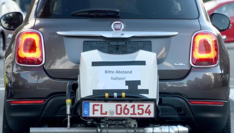 Ein mit der KBA-Prüfanlage ausgerüsteter Fiat wird im normalen Betrieb auf der Straße auf realistische Abgaswerte getestet. Foto: Carsten Rehder