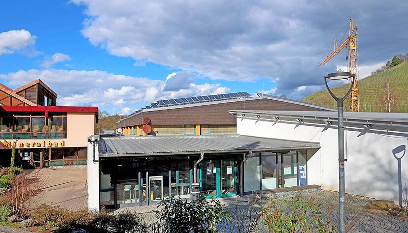 Verschachtelt: Am Gebäudekomplex aus Langhanshalle, Mineralhallenbad und Stadthalle muss dringend in Sachen Brandschutz nachgebessert werden.
Foto: Ralf Seidel Verschachtelt: Am Gebäudekomplex aus Langhanshalle, Mineralhallenbad und Stadthalle muss dringend in Sachen Brandschutz nachgebessert werden.
Foto: Ralf Seidel