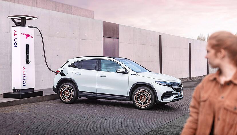Je nach Version soll der neue, rein elektrische Mercedes EQA mit vollem Akku mehr als 400 oder sogar mehr als 500 Kilometer weit kommen.
Foto: Mercedes