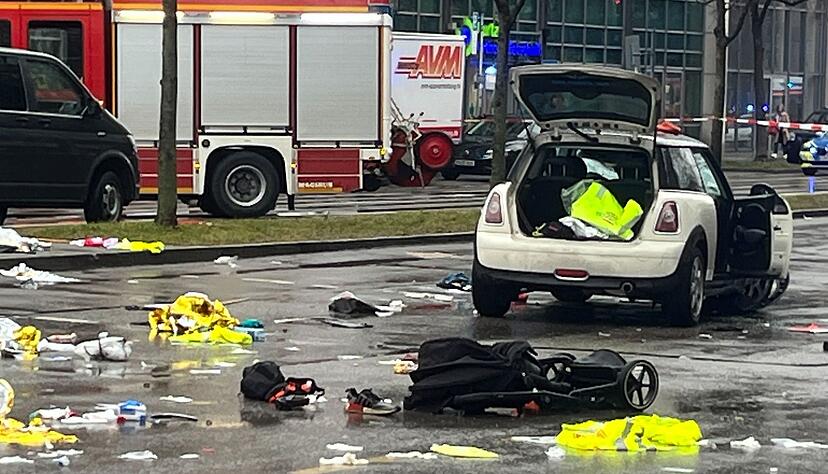 Mit seinem Auto überfuhr der Mann mehrere Menschen. Mit seinem Auto überfuhr der Mann mehrere Menschen.