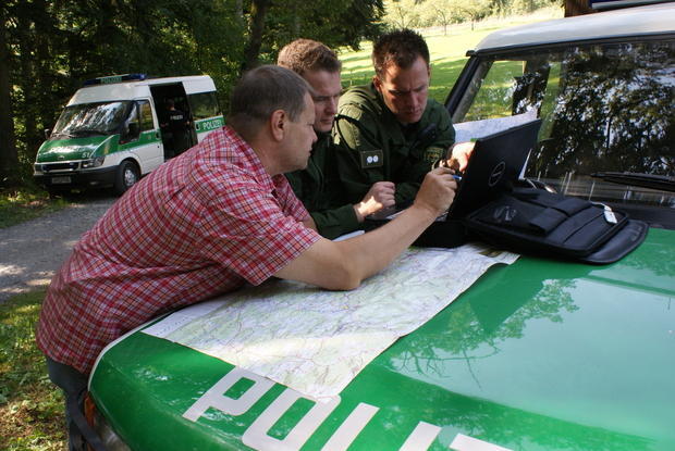 Auch fünf Tage nach dem Verbrechen in Wüstenrot-Neulautern sucht die Polizei rund um den Tatort nach Spuren. Auch fünf Tage nach dem Verbrechen in Wüstenrot-Neulautern sucht die Polizei rund um den Tatort nach Spuren.