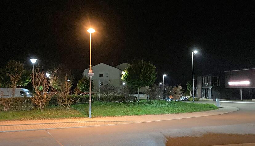 Vielfältiges Lichterspiel: Am Berliner Ring in Eppingen sind verschiedene Laternen zu beobachten. Entlang der Straße stehen technische Leuchten, in den Wohngebieten oft dekorative, wie am linken Bildrand Exemplare in Tulpenform.
Foto: Jörg Kühl Vielfältiges Lichterspiel: Am Berliner Ring in Eppingen sind verschiedene Laternen zu beobachten. Entlang der Straße stehen technische Leuchten, in den Wohngebieten oft dekorative, wie am linken Bildrand Exemplare in Tulpenform.
Foto: Jörg Kühl