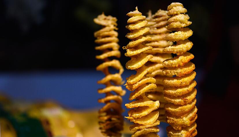 Die knusprig-goldbraun frittierten Kartoffeltornados erinnern an Luftwirbel, die um die eigene Achse rotieren.