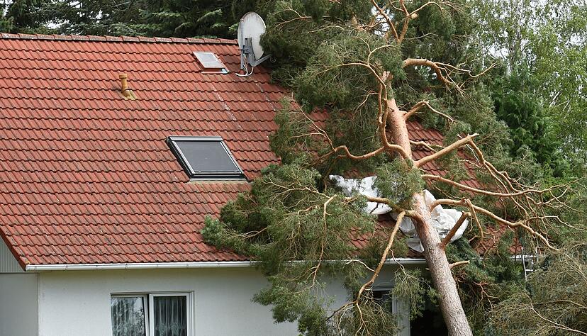 Nach einem Sturm sollte ein stark beschädigtes Wohngebäude erst nach Freigabe durch Fachleute wieder betreten werden